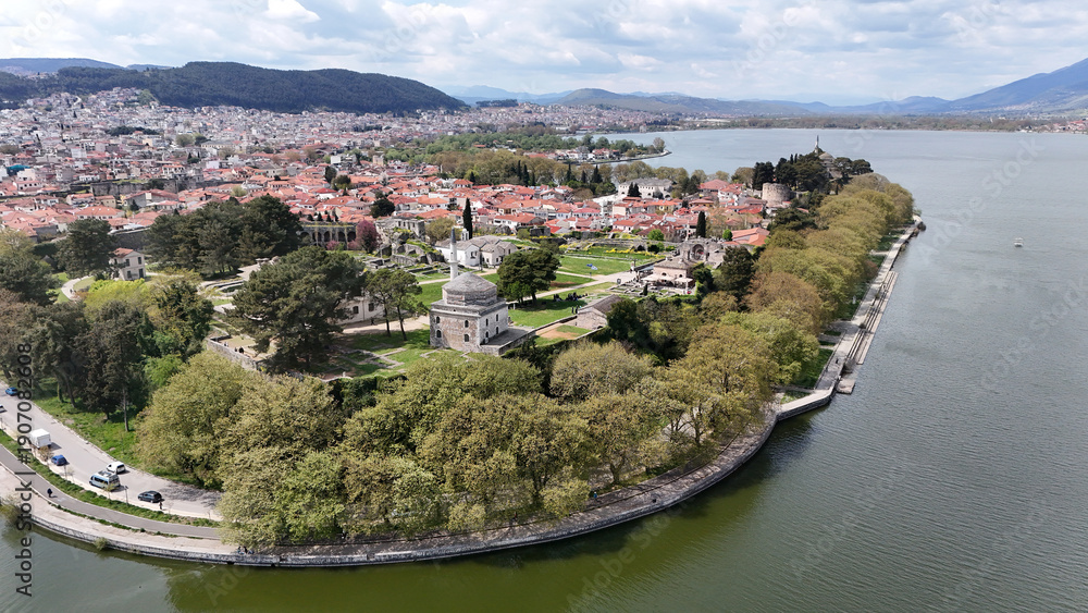 Obraz premium Aerial View of Its Kale Fortress and Fethiye Mosque in Ioannina, Greece