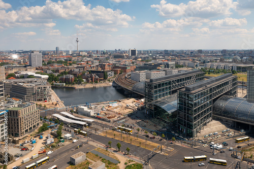 Berlin. Aerial Aussicht mit Hauptbahnhof im Vordergrund.