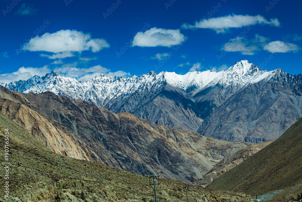 Obraz premium Snowy Himalayan peaks, blue sky at Chang La,southern pass, high mountain pass in Ladakh in the Greater Himalaya between Leh and the Shyok River valley. Leh to Pangong Lake road. Leh, Ladakh, India.