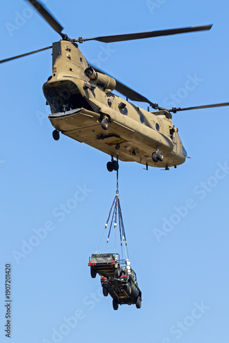 Heavy transport helicopter with slingload equipment 