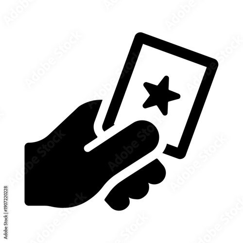 特典チケット・優待サービスを表すアイコン　星のカードを持つ手