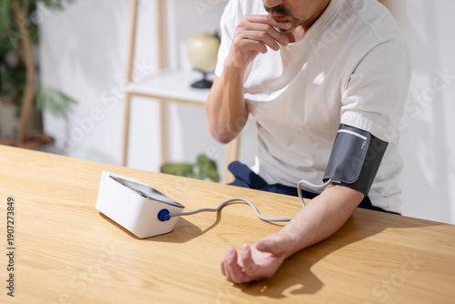 血圧を計る男性