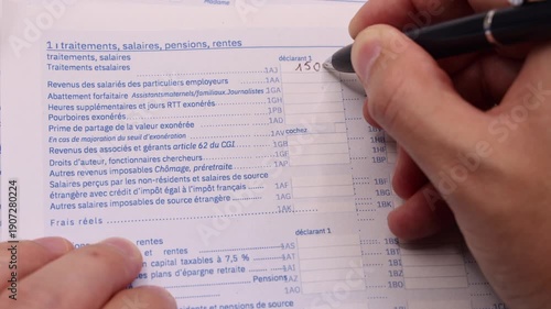Une personne en train de remplir le formulaire 2042 de déclaration des impôts sur le revenu 2026 en France.