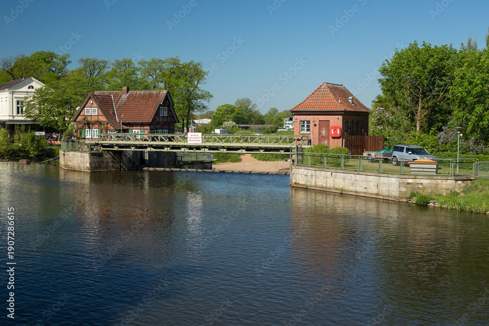 Obraz premium old half-timbered house next to the water