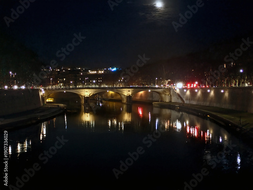 Foto Veduta notturna del fiume Tevere con riflessi di luci sul ponte e la luna nel ci