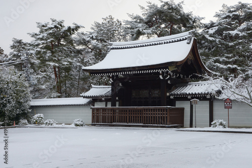 Wallpaper Mural 雪の南禅寺　勅使門　京都市左京区 Torontodigital.ca