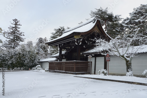 Wallpaper Mural 雪の南禅寺　勅使門　京都市左京区 Torontodigital.ca