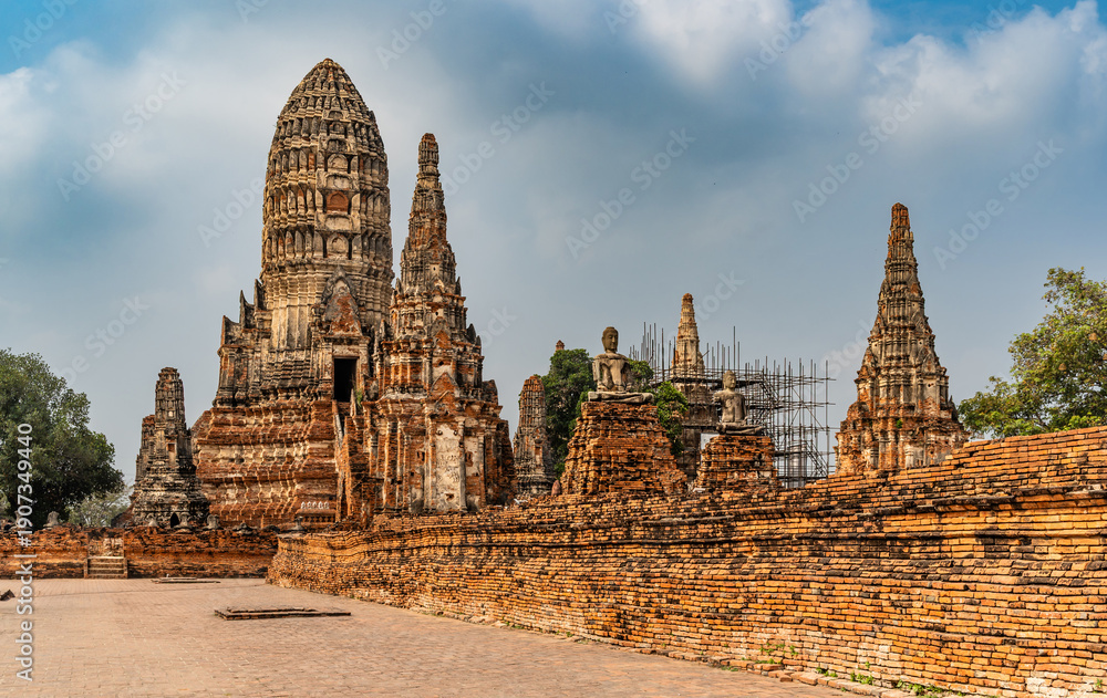 Naklejka premium Ayutthaya, Thailand – Buddhist temple Wat Chaiwatthanaram in Ayutthaya's historic city park.