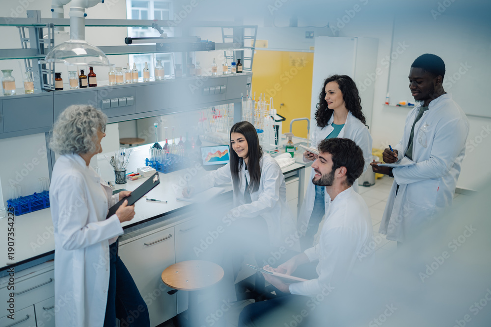 Obraz premium Diverse team of scientists collaborating in laboratory