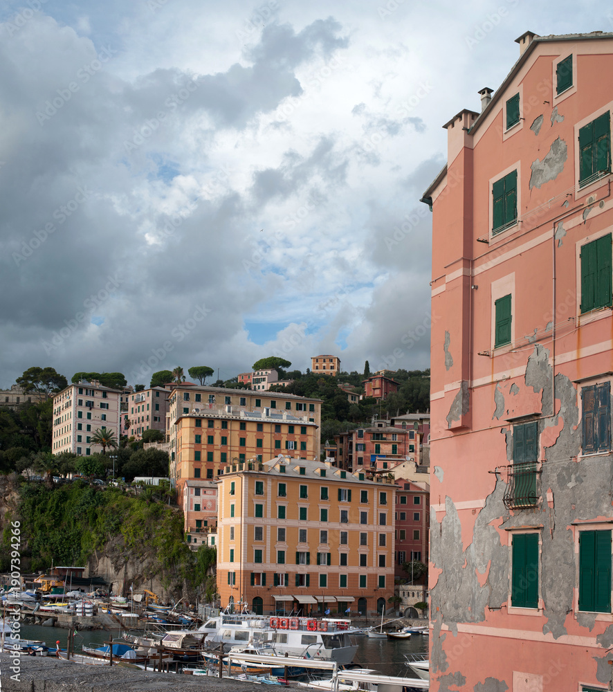 Fototapeta premium Colorful houses and boats in the harbor of the port city of Camogli, Liguria
