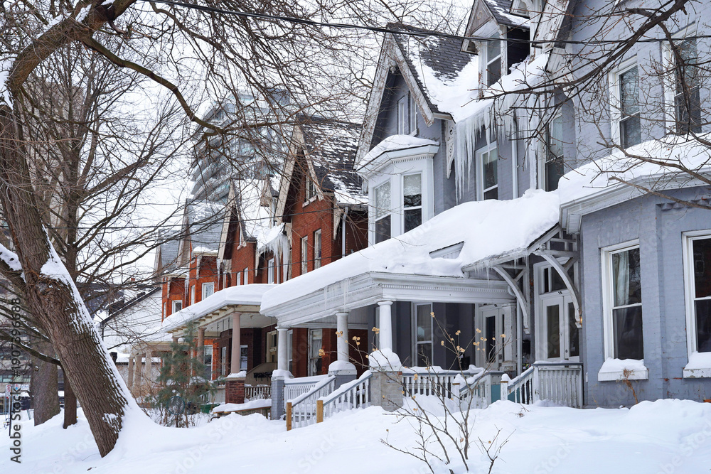 Obraz premium Row of Victorian houses with gables in winter