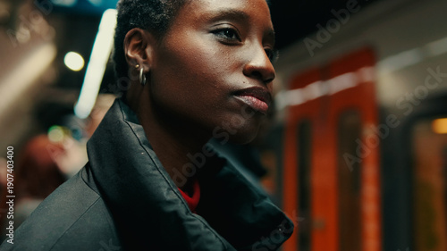 Foto Portrait Of A Woman In Subway Station