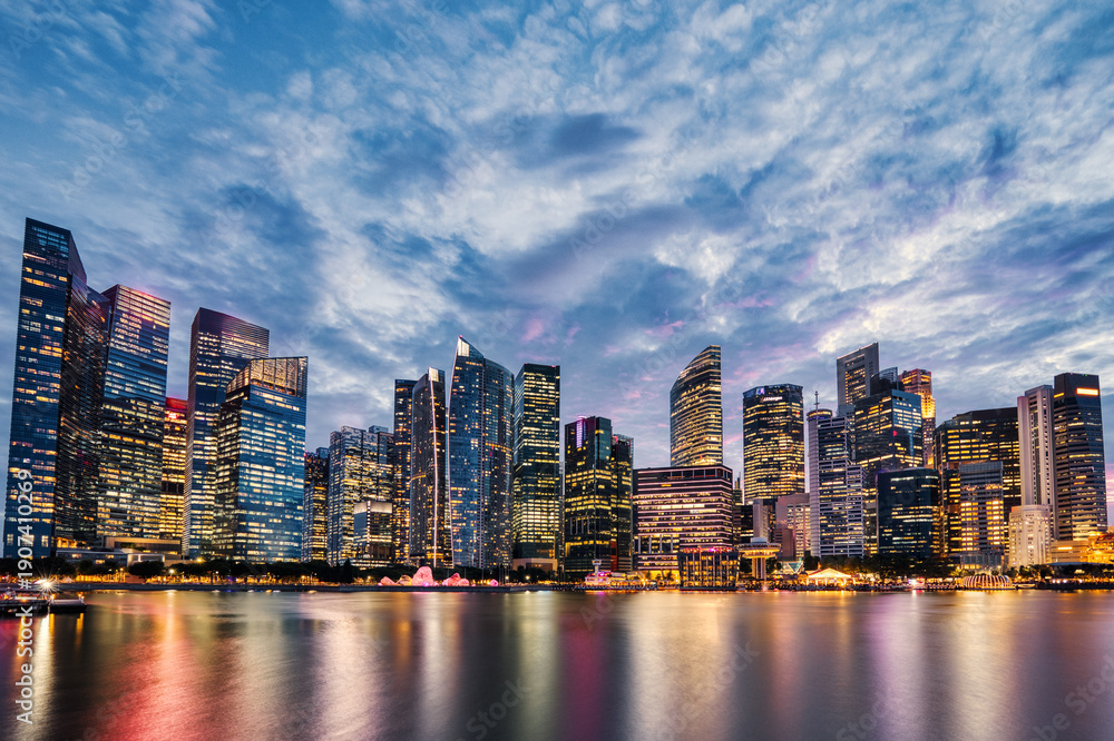 Obraz premium Singapore City Skyline view from Marina Bay at Dusk