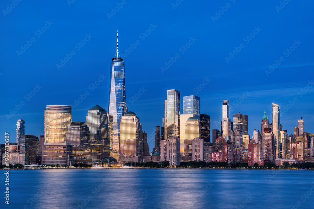 Obraz premium Illuminated New York City Skyline View at Dusk, New York