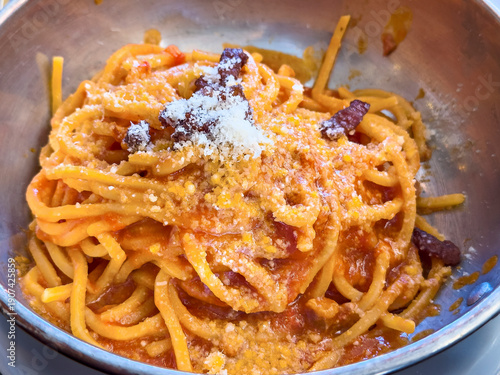 Tonnarelli alla Amatriciana mit echtem Guanciale aus Amatrice im Restaurant La Canonica in Trastevere