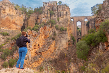 Canvas schilderij Ronda Puente Nuevo Toerist bij Puente Nuevo in Ronda  © pillerss