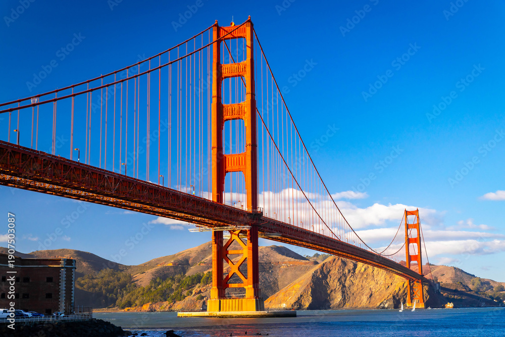 Fototapeta premium Golden Gate Bridge Sunset Shore San Francisco California