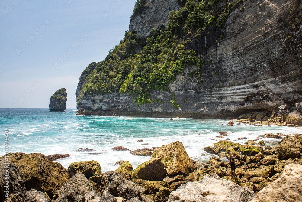 Fototapeta premium Skalista plaża z widokiem na klify na wyspie Nusa Penida, Bali, Indonezja