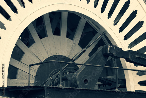 Εκτύπωση καμβά Large antique paddle wheel for old steam ship in black and white close up