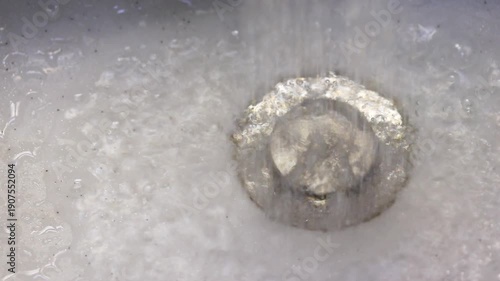 排水口を閉じてシンクに水を溜める