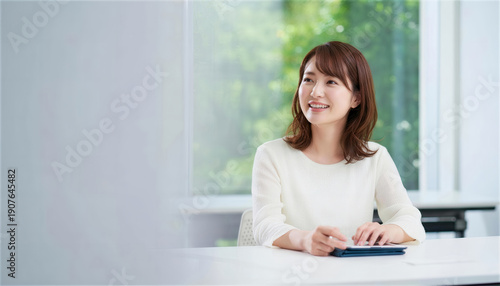 ペンを持って窓の外を見つめアイデアを構想する女性 Free Download ペンを持って窓の外を見つめアイデアを構想する女性 - GFXLoad
