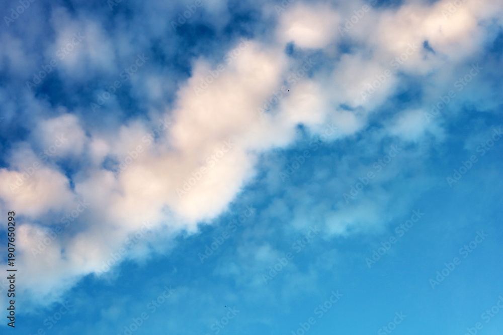 Obraz premium Blue sky with white clouds