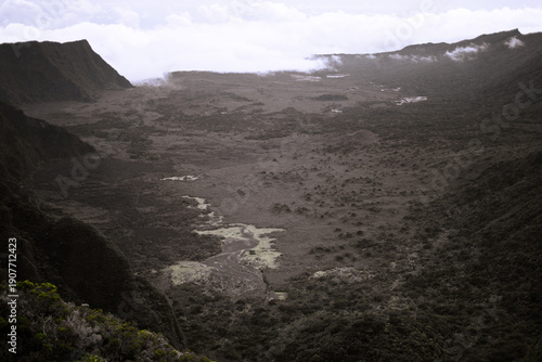Paysage volcanique vu en surplomb au Piton de la Fournaise, La Réunion
