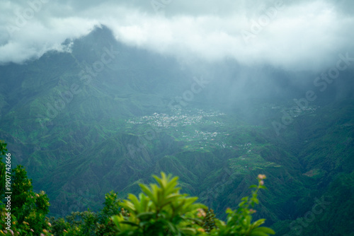 Paysage montagneux verdoyant de La Réunion sous une mer de nuages