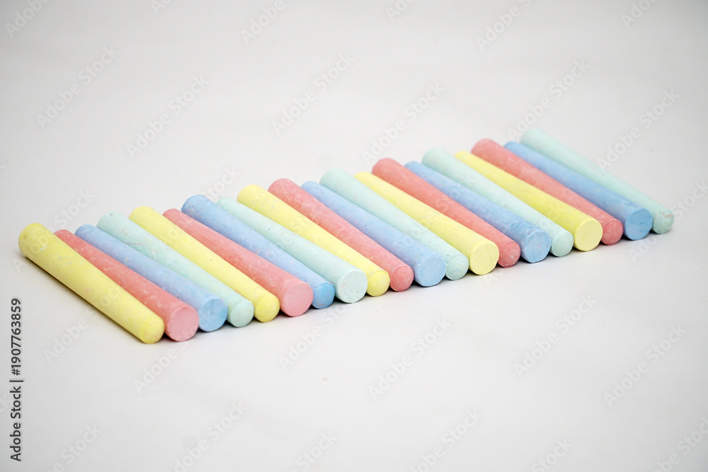 Naklejka premium Creative Classroom Supplies Colorful Chalk Pattern Background