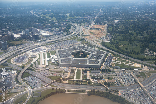 Bild auf Leinwand Aerial view of the Pentagon complex with surrounding roads, parking and greenery