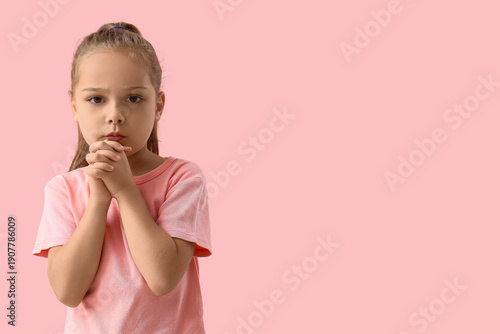 Thoughtful little girl on p...