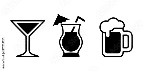 Cocktail martini and beer mug icon set. alcoholic drink symbols. set of drinks