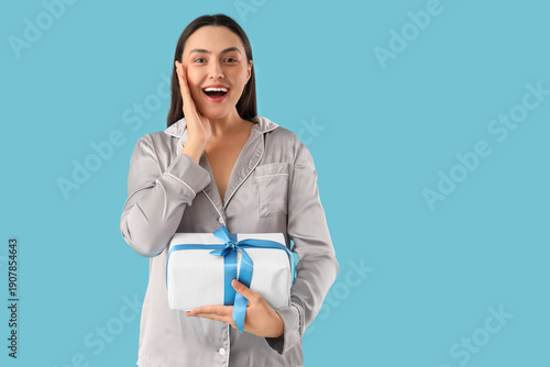 Surprised young woman in pa...