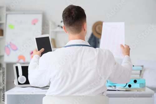 Male medical student studyi...