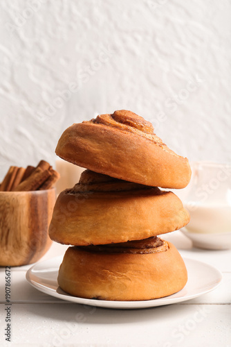 Plate with sweet cinnamon r...