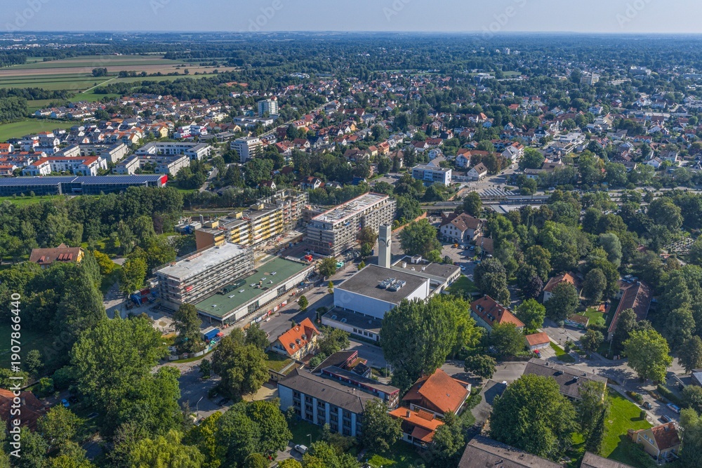Fototapeta premium Die Stadt Puchheim an der westlichen Stadtgrenze Münchens im Kreis Fürstenfeldbruck von oben