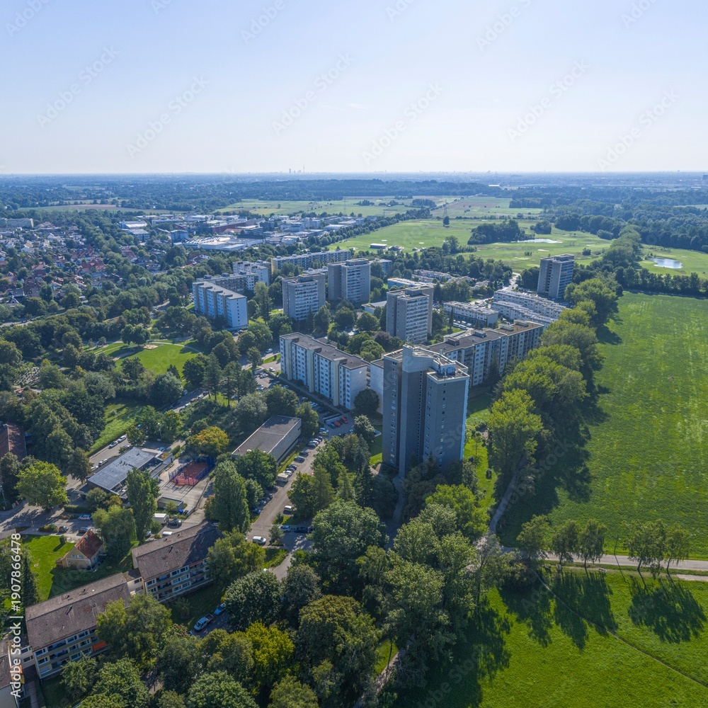 Obraz premium Ausblick auf die Metropolregion München rund um die Stadt Puchheim in Oberbayern