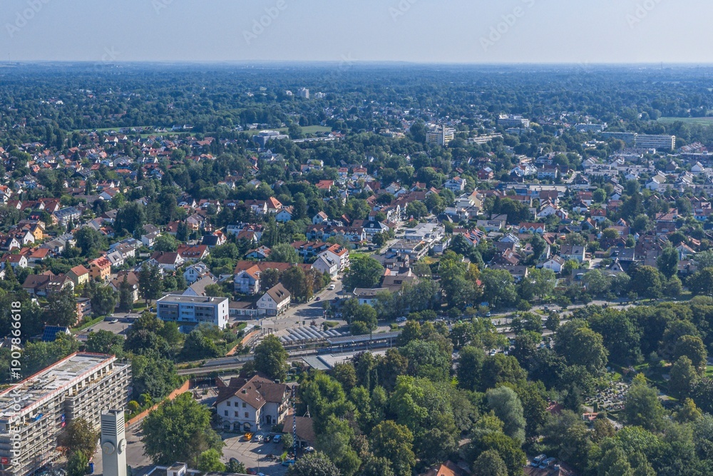 Obraz premium Ausblick auf die Metropolregion München rund um die Stadt Puchheim in Oberbayern