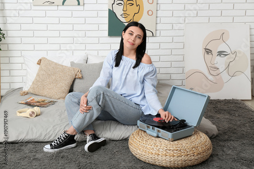 Young woman with record pla...