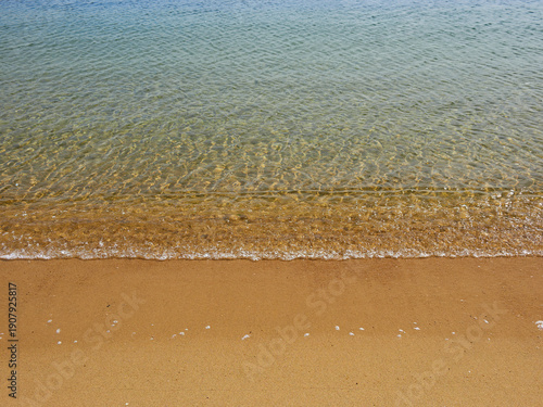 Wallpaper Mural 美しいビーチの砂浜と透明な海水の風景 Torontodigital.ca