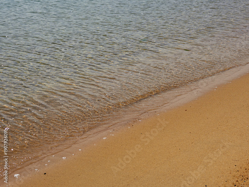 Wallpaper Mural 美しいビーチの砂浜と透明な海水の風景 Torontodigital.ca
