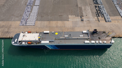 Canvastavla Top view of port, electric car shipping yard and intercontinental shipping industry