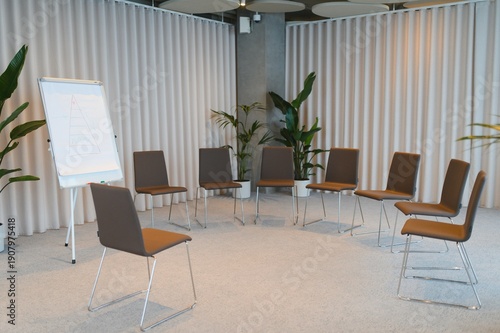 Foto Empty chairs arranging circle in modern meeting room
