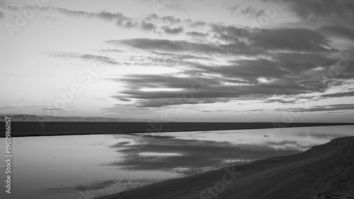Paesaggi in bianco e nero. Panorama del grande lago salato di Chott el-Jerid al tramonto,Tozeur.Tunisia, Nord Africa