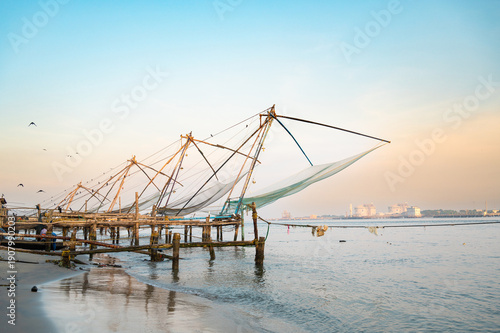 Foto Chinese fishing nets on the shore of Kochi, Kerala in India, Cheena vala or tang