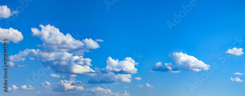 фотографія A relaxed cloud, decomposing in the wind, spreads into a pancake shape