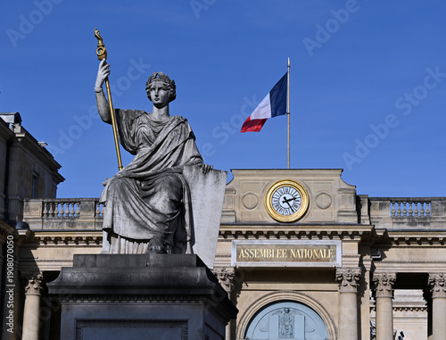 Statue de la loi devant l'assemblée nationale , Paris