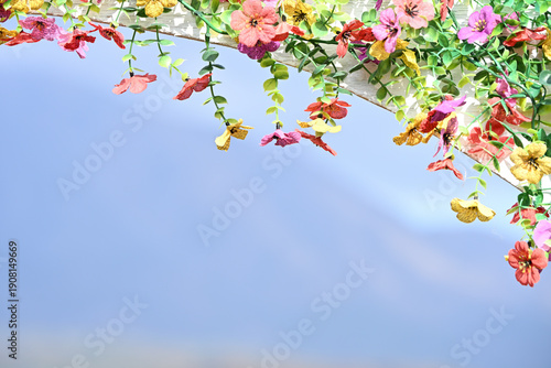 飾りの花と晴れの空