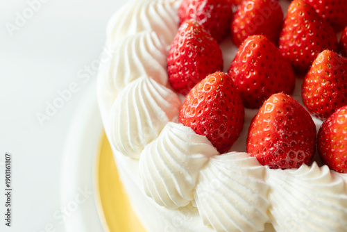 Fotografía Macro close-up of strawberry shortcake with whipped cream texture on white backg