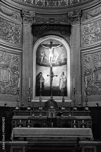 Cuadro en lienzo Black and white interior of the main altar in Santa Maria in Monserrato degli Sp